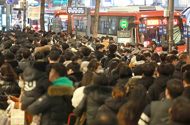지난 1월 초 서울 명동에서 시민들이 퇴근을 하기 위해 버스를 기다리며 벌어진 혼잡한 상황